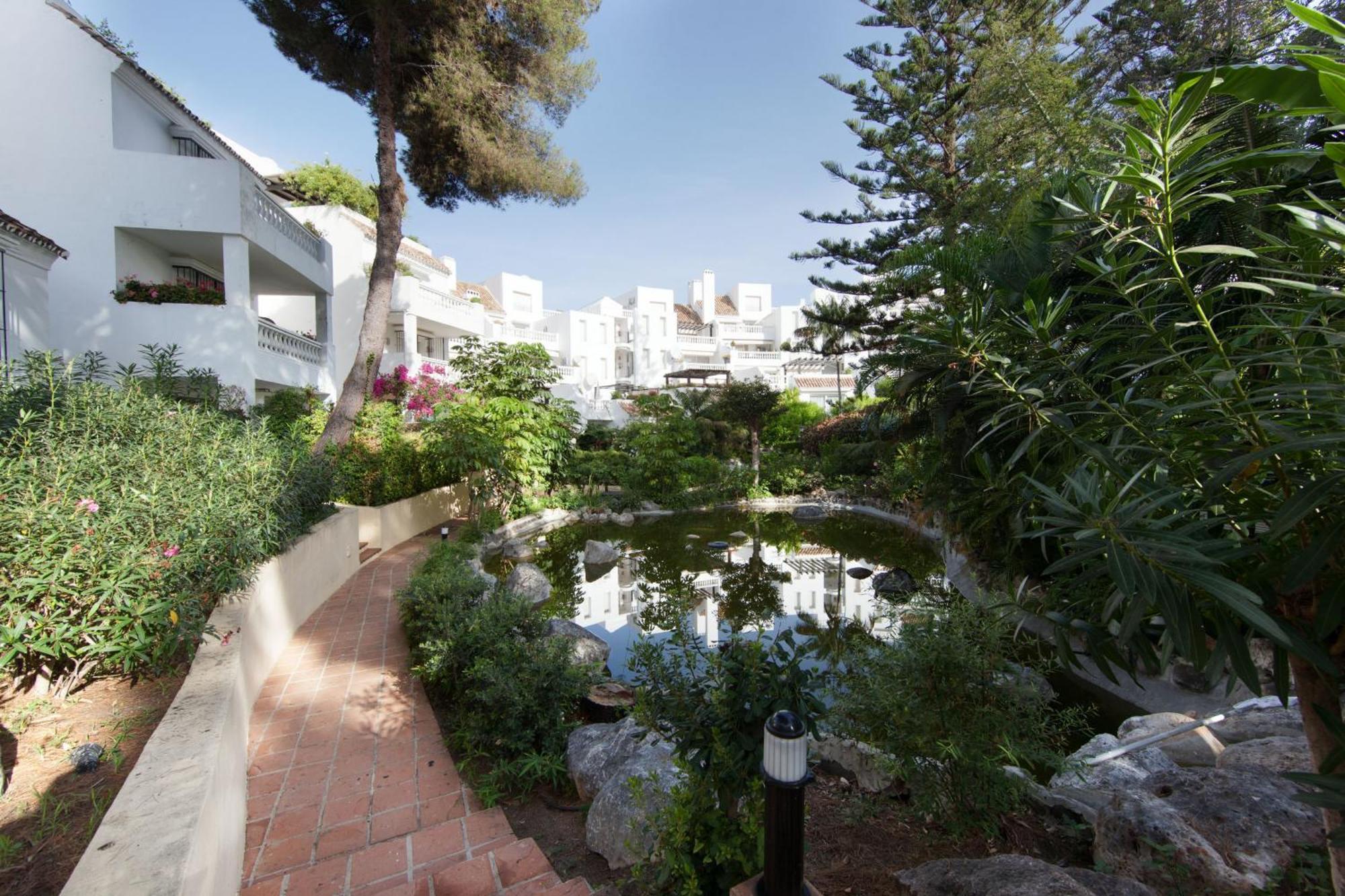 White Pearl J4 Marbella