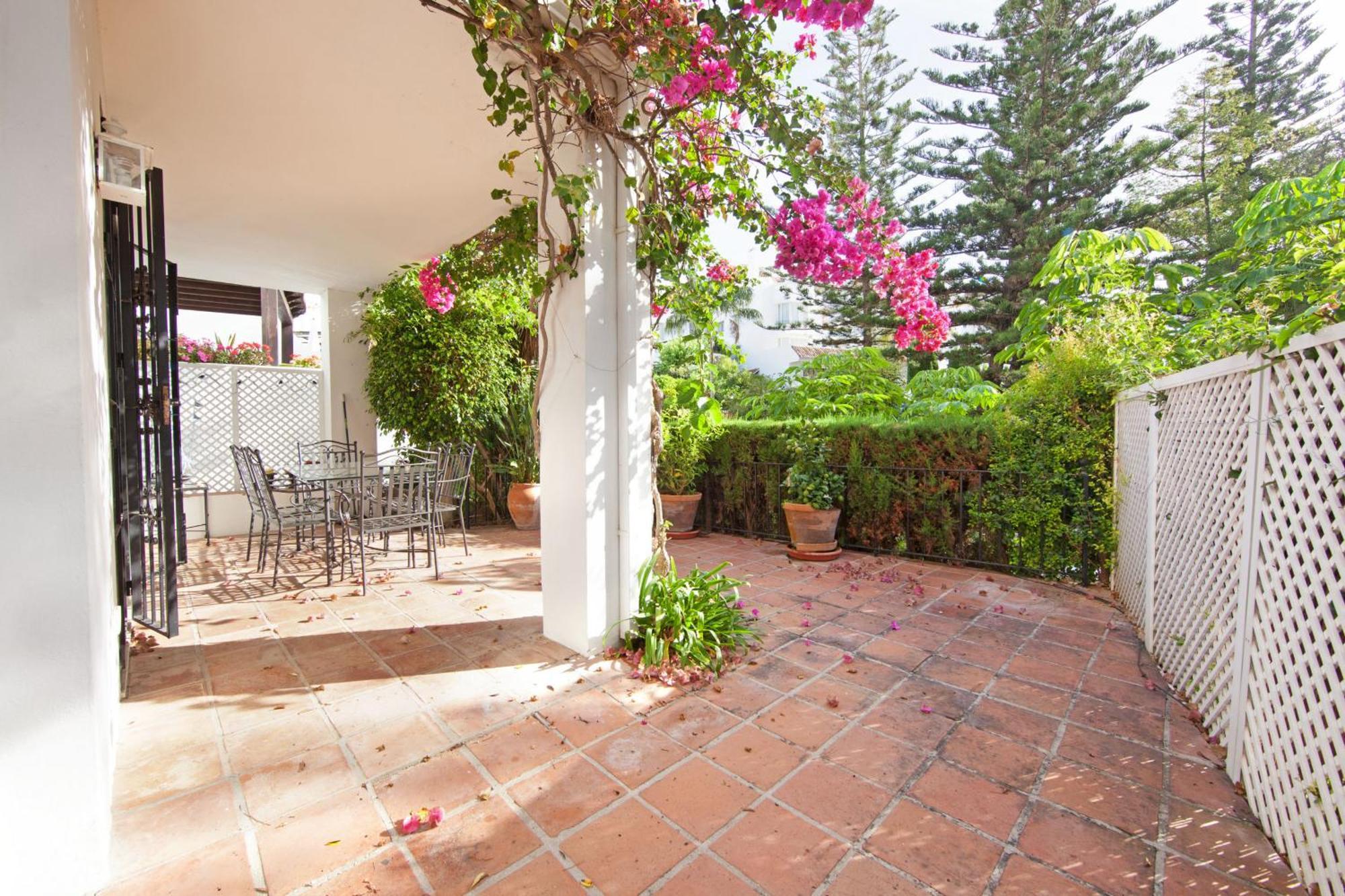 Apartment White Pearl J4 *